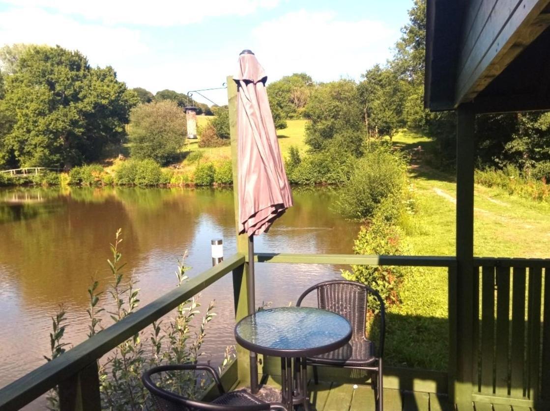 Charming Tranquil Shepherds Hut With Lakeside Balcony 'Roach' Uckfield Extérieur photo