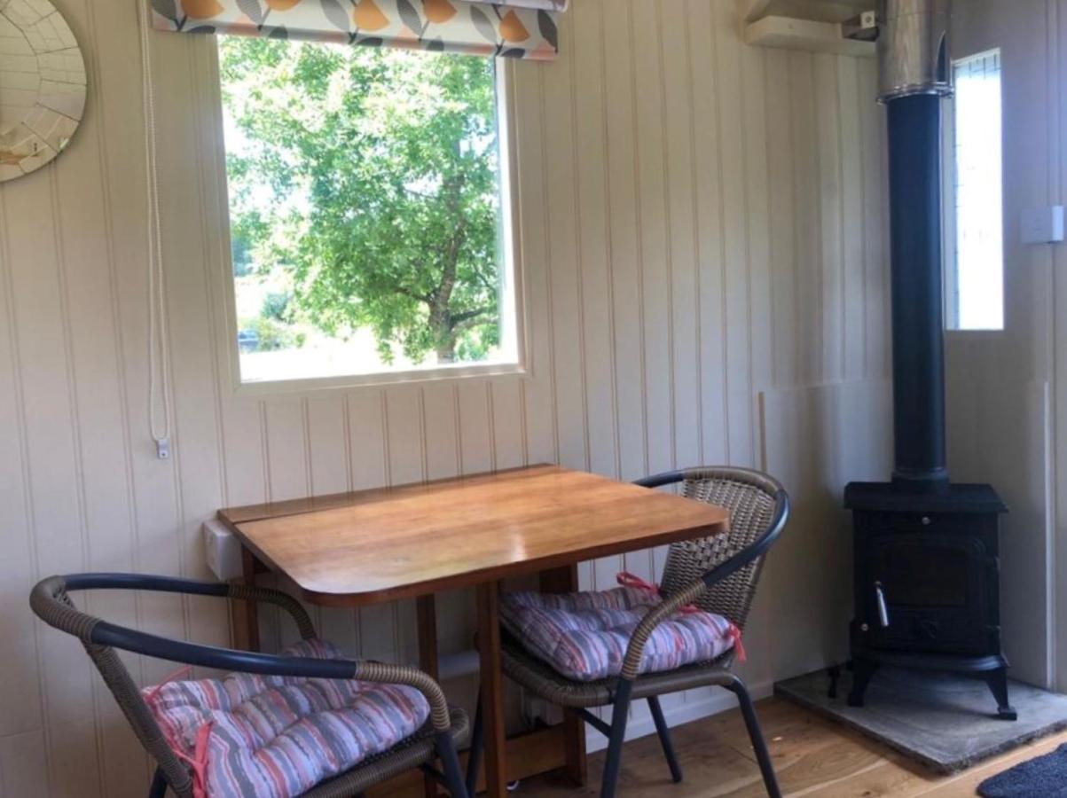 Charming Tranquil Shepherds Hut With Lakeside Balcony 'Roach' Uckfield Extérieur photo