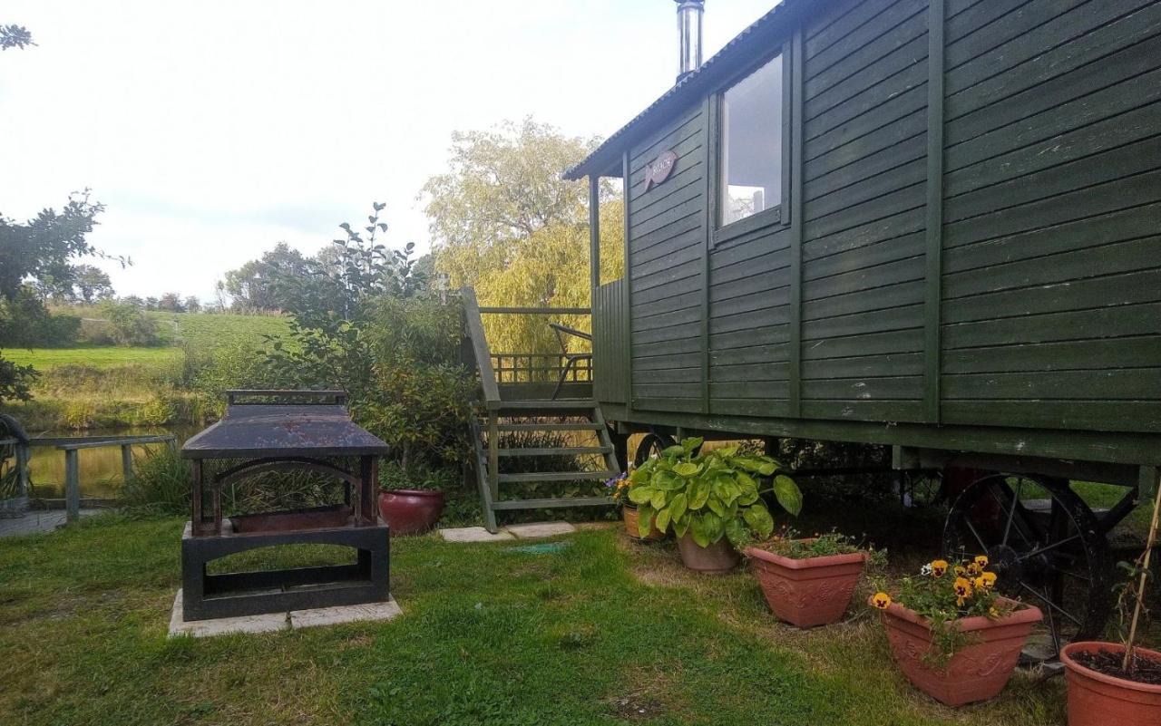 Charming Tranquil Shepherds Hut With Lakeside Balcony 'Roach' Uckfield Extérieur photo