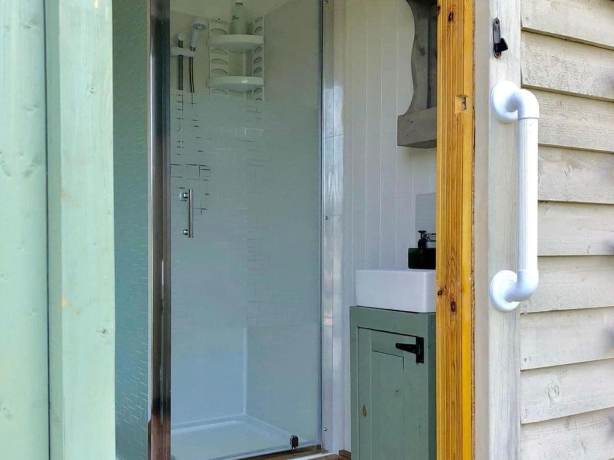 Charming Tranquil Shepherds Hut With Lakeside Balcony 'Roach' Uckfield Extérieur photo