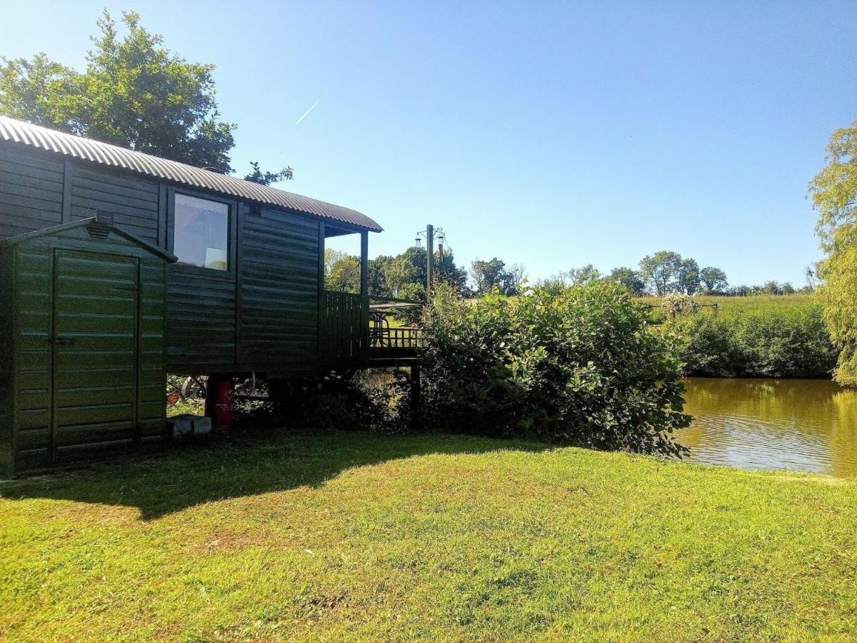 Charming Tranquil Shepherds Hut With Lakeside Balcony 'Roach' Uckfield Extérieur photo