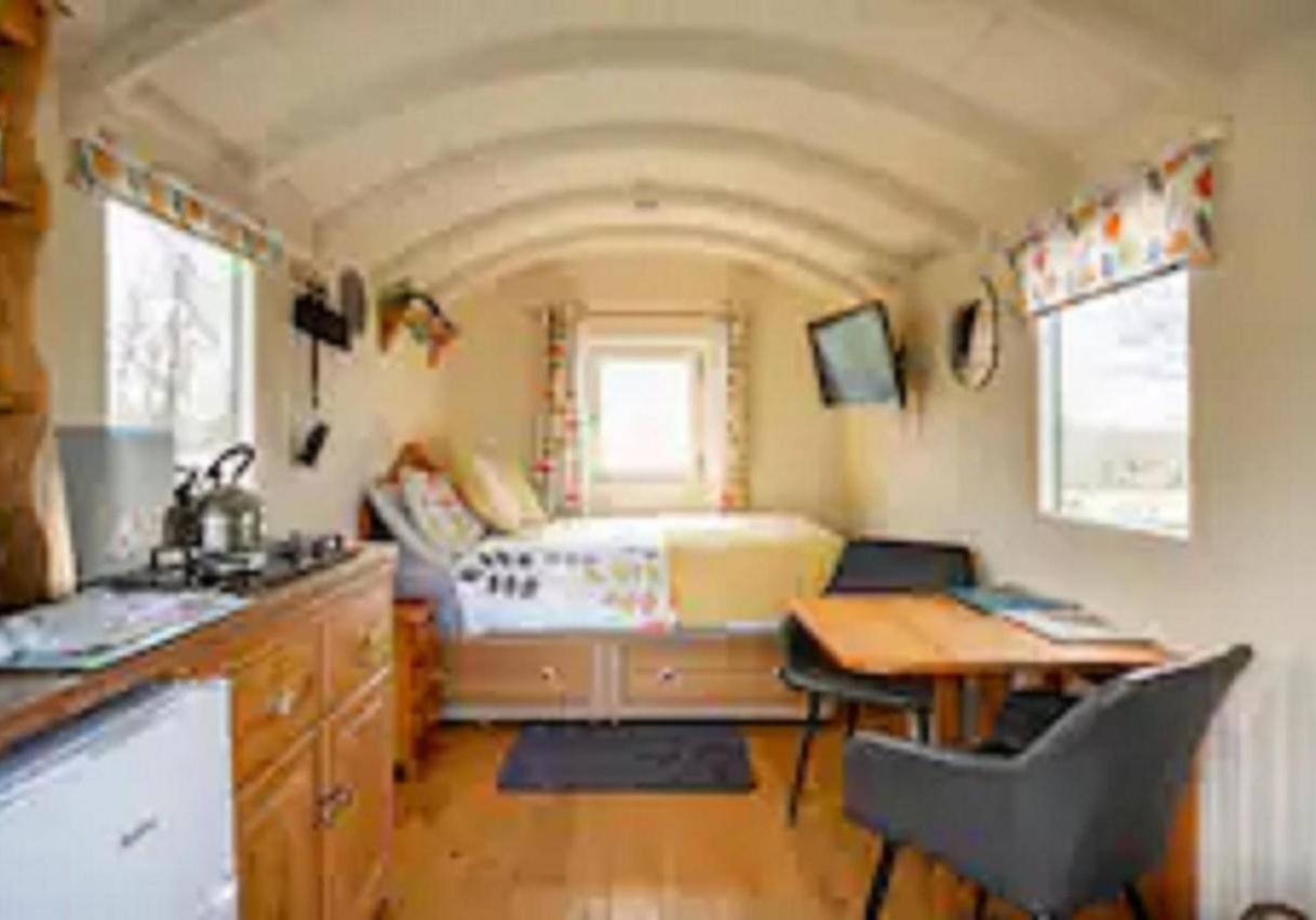 Charming Tranquil Shepherds Hut With Lakeside Balcony 'Roach' Uckfield Extérieur photo