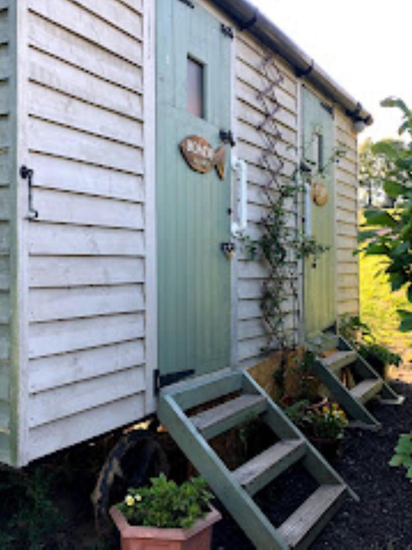 Charming Tranquil Shepherds Hut With Lakeside Balcony 'Roach' Uckfield Extérieur photo