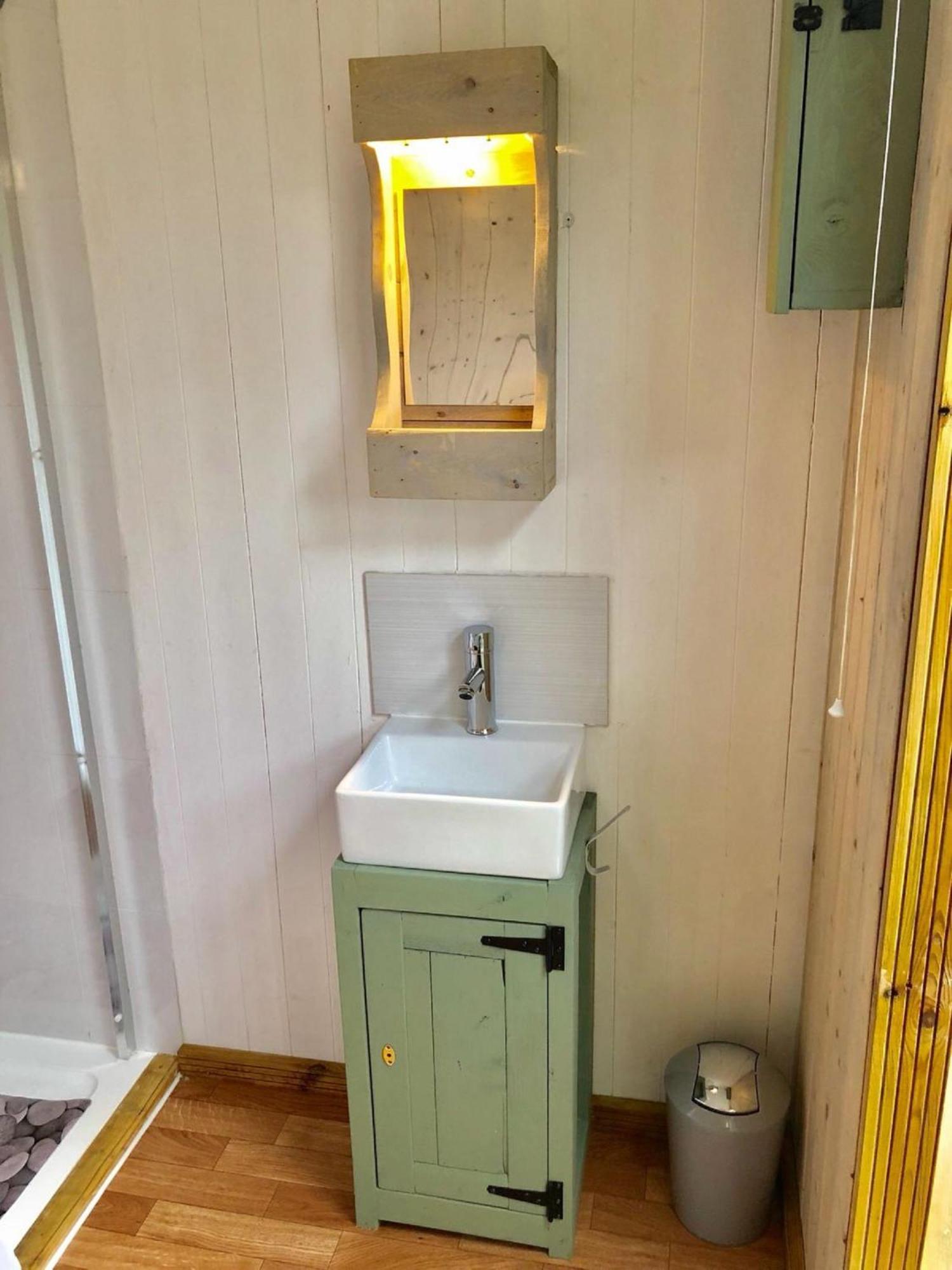Charming Tranquil Shepherds Hut With Lakeside Balcony 'Roach' Uckfield Extérieur photo