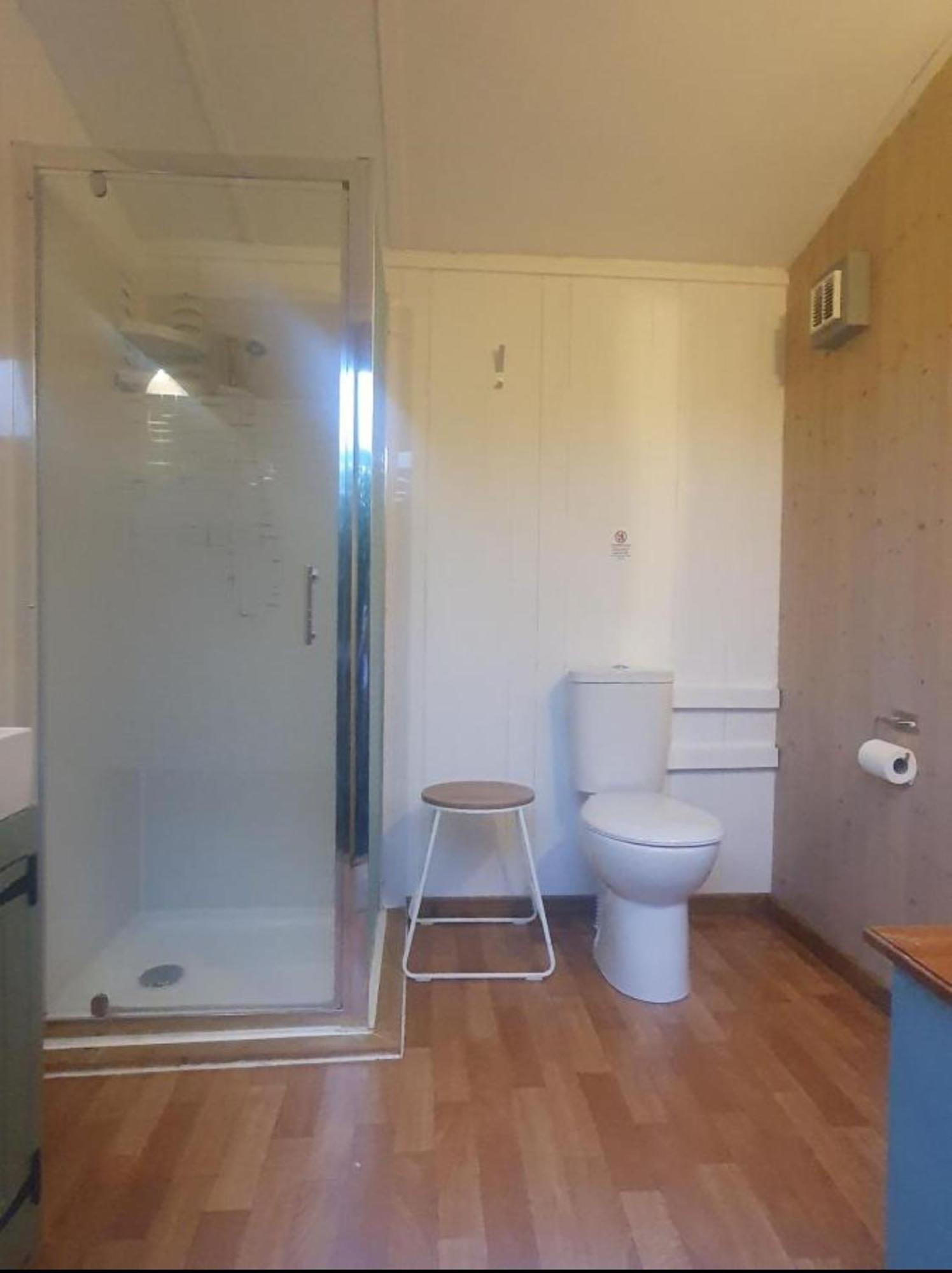 Charming Tranquil Shepherds Hut With Lakeside Balcony 'Roach' Uckfield Extérieur photo