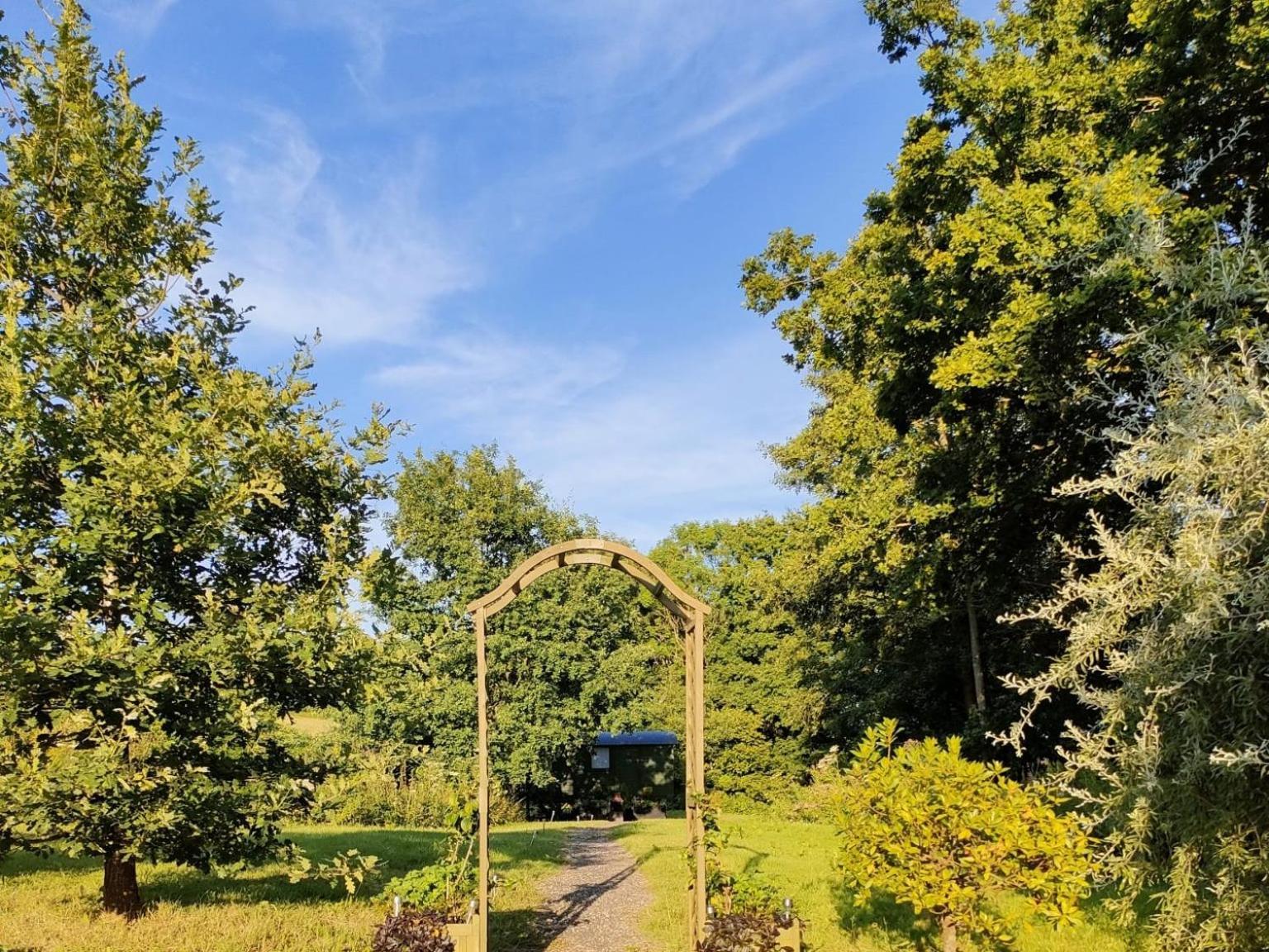Charming Tranquil Shepherds Hut With Lakeside Balcony 'Roach' Uckfield Extérieur photo